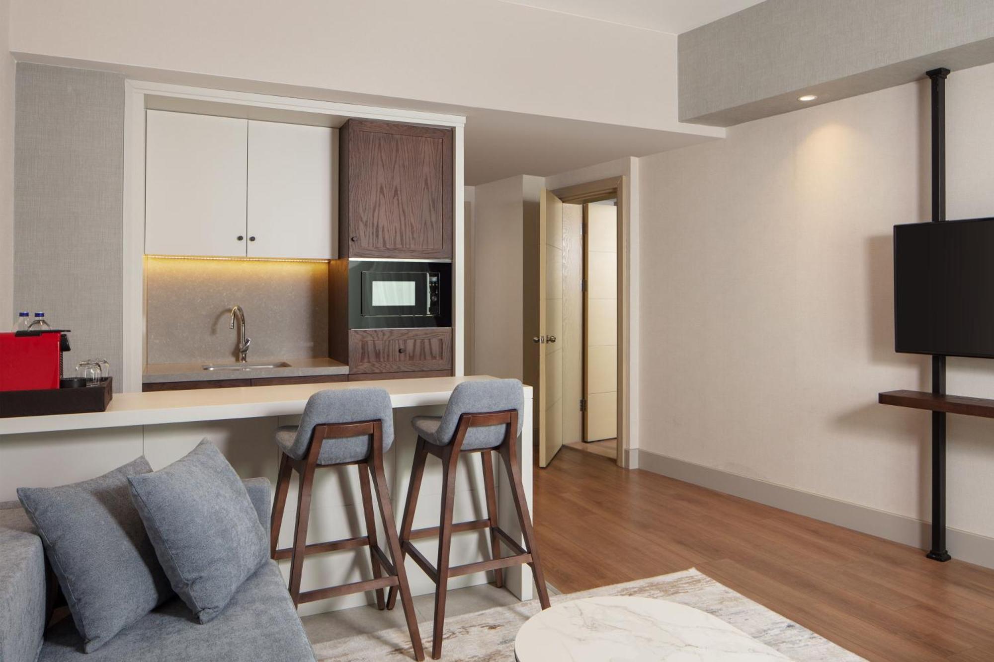 Delta Hotels By Marriott Istanbul West Exteriör bild