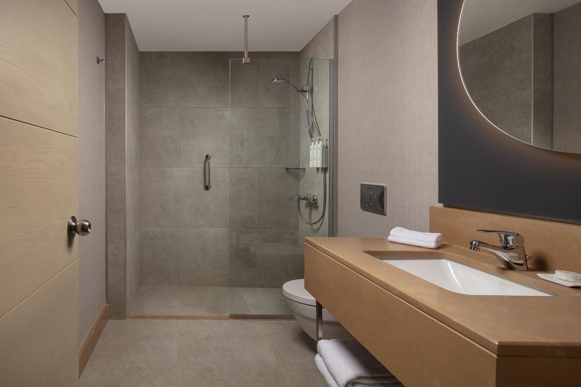 Delta Hotels By Marriott Istanbul West Exteriör bild