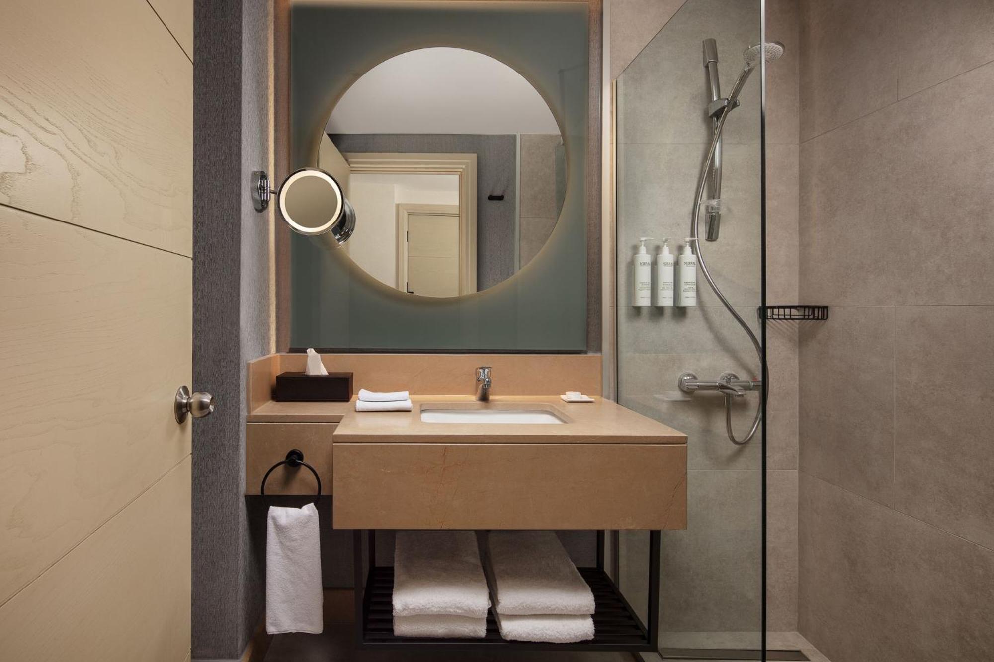 Delta Hotels By Marriott Istanbul West Exteriör bild