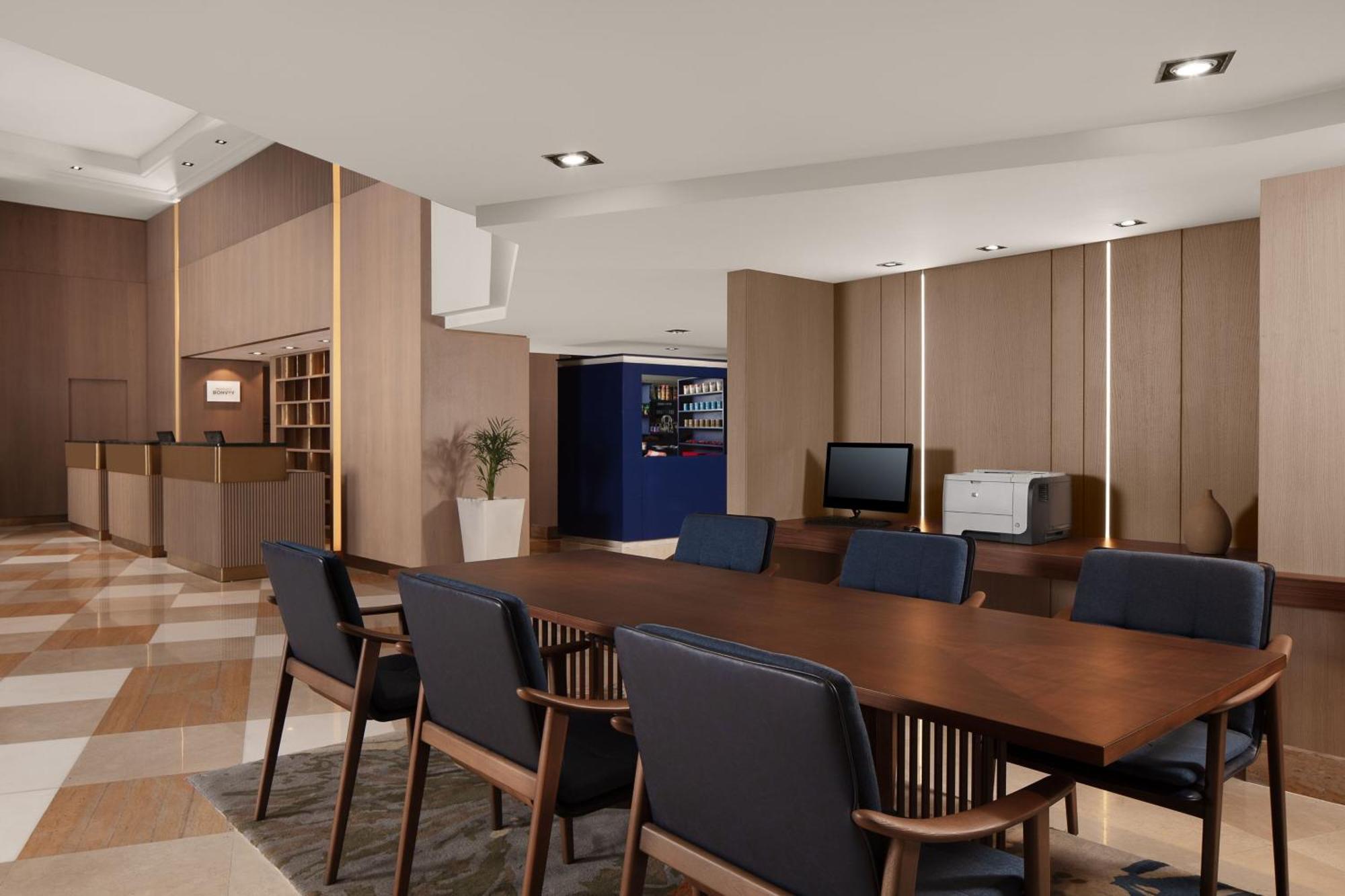 Delta Hotels By Marriott Istanbul West Exteriör bild